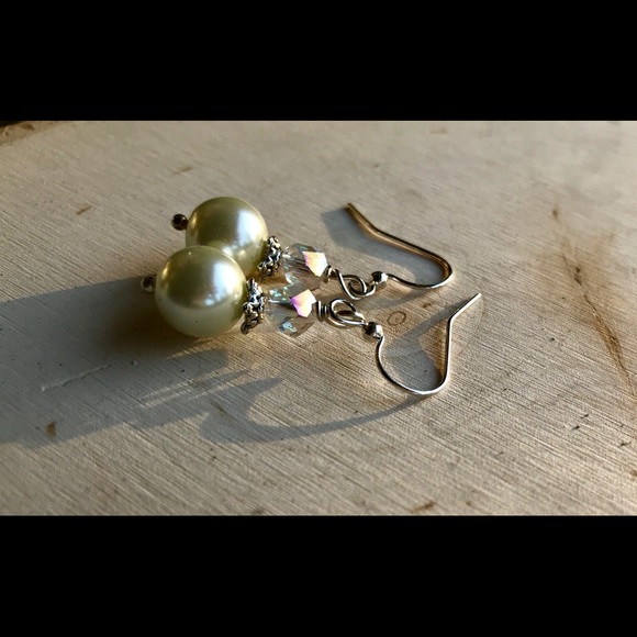 PRETTY CREAM PEARL EARRINGS - Picture 2 of 2